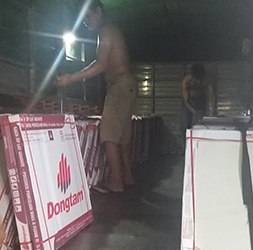 Hùng Anh chuẩn bị hàng giao đêm cho chi cục thuế Bến Cầu Tây Ninh