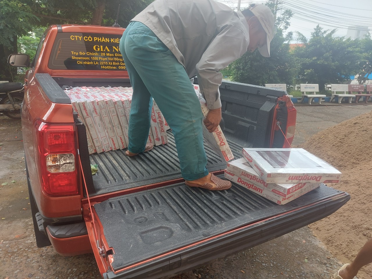 Giao hàng cho công trình sửa chữa Trường THCS Thị Trấn Cần Đước, Long An